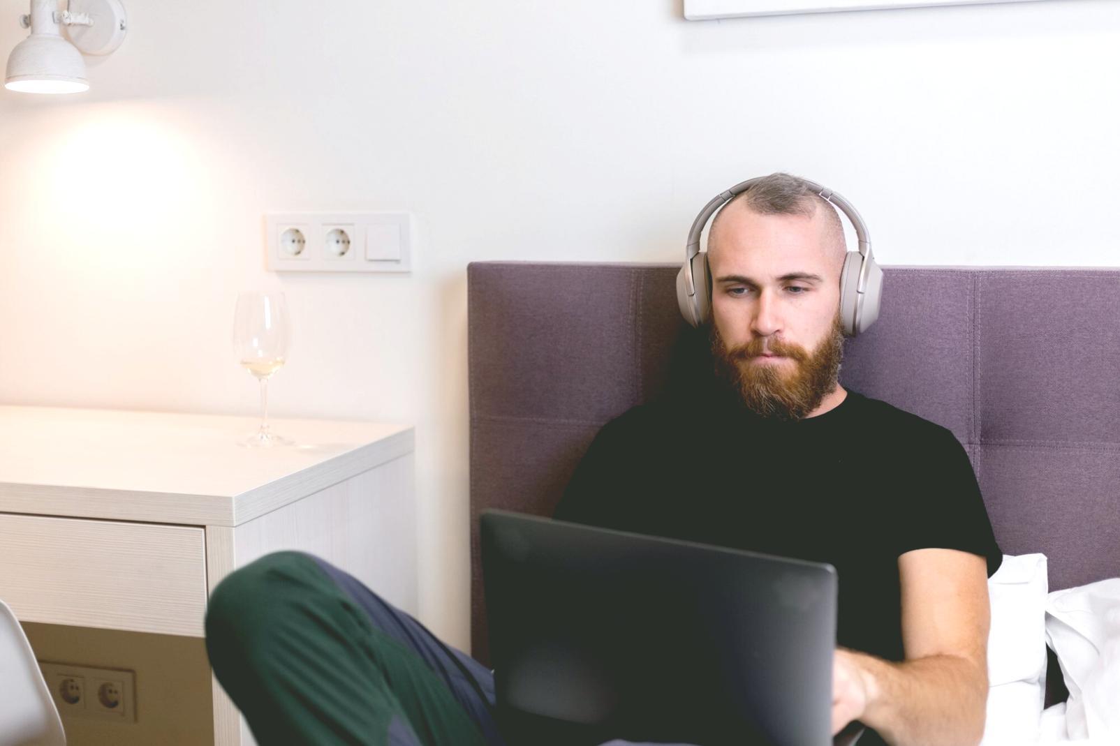 Finanzexperten bei der Analyse von Marktdaten